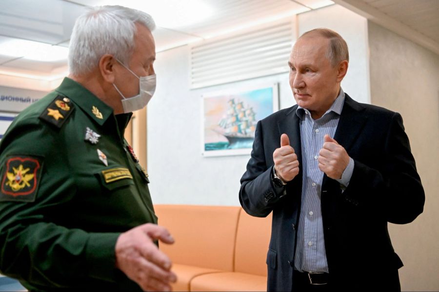 Besuch eines Militärkrankenhauses: Kremlchef Putin im Gespräch mit Nikolai Pankow, stellvertretender Verteidigungsminister von Russland. Putin plant intensivere Angriffe auf Ukraine nach Beschuss auf Belgorod.