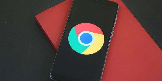 Chrome ist der meistgenutzte Browser zum Surfen im Web mit einem Marktanteil von rund 60 Prozent in den USA und etwa zwei Dritteln weltweit. Smartphone mit Chrome