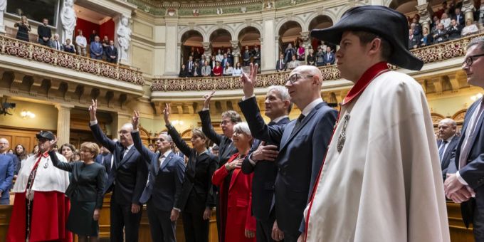 Wenn eine amtierende oder ehemalige Magistratsperson stirbt, hat der Partner Anspruch auf eine Hinterlassenenrente von rund 142'000 Franken jährlich – bis ans Lebensende. (Symbolbild) Hinterlassenenrente Witwenrente Bundesrat Magistratspersonen