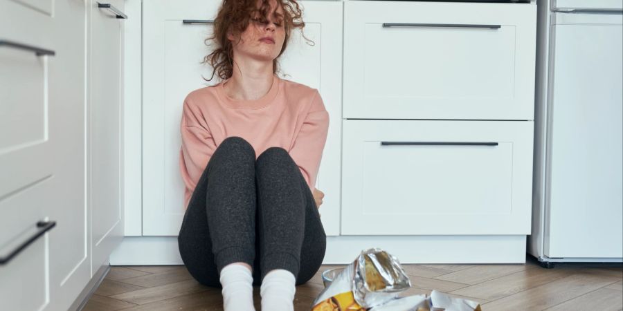 Schuldgefühle beim Essen deuten auf eine ungesunde Beziehung zu Lebensmitteln und dem eigenen Körper hin.