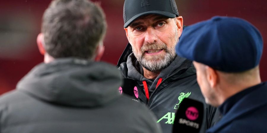 Ist gegen die Einführung einer Blauen Karte: Liverpool-Coach Jürgen Klopp (M).