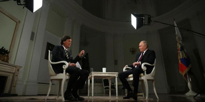 Der russische Präsident Wladimir Putin (rechts) während dem Interview mit dem US-Journalisten Tucker Carlson, am 9. Februar 2024 in Moskau. Tucker Carlson Wladimir Putin