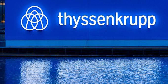 Ein Schild mit dem Schriftzug und dem Logo des Stahlkonzerns Thyssenkrupp (Archivbild). Ein Schild mit dem Schriftzug und dem Logo des Stahlkonzerns Thyssenkrupp (Archivbild).
