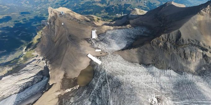 Der Zanfleuronpass trennt im Wintersportgebiet Glacier 3000 die Gletscher Scex Rouge und Zanfleuron. Durch die Gletscherschmelze wird er nach über 2000 Jahren wieder freigelegt. Zanfleuronpass gletscher