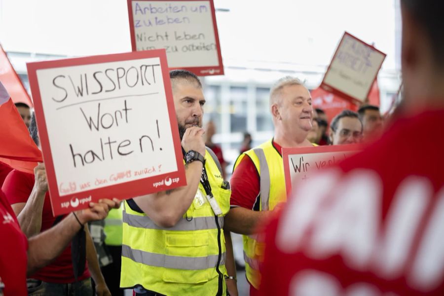 Teilnehmende am Swissport-Protest am Flughafen Zürich, Juli 2022.