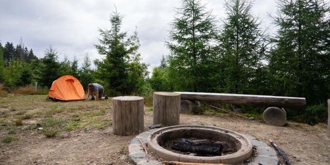 Im Frankenwald und im Bayerischen Wald kann man an einigen Orten abseits regulärer Campingplätze zelten. Im Frankenwald und im Bayerischen Wald kann man an einigen Orten abseits regulärer Campingplätze zelten.