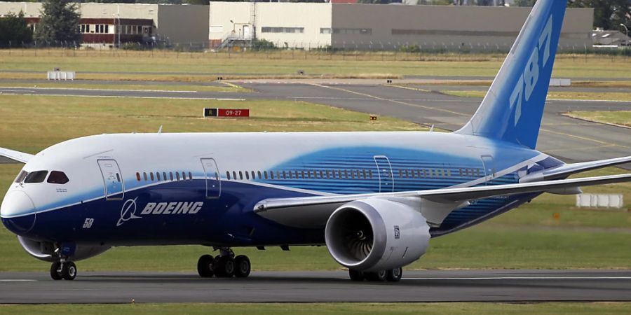 Der US-Flugzeugbauer Boeing darf seinen Problemflieger 787 Dreamliner wieder an Kunden übergeben. Der Langstreckenjet konnte wegen Produktionsmängeln seit Mai 2021 nicht mehr ausgeliefert werden.(Archivbild)