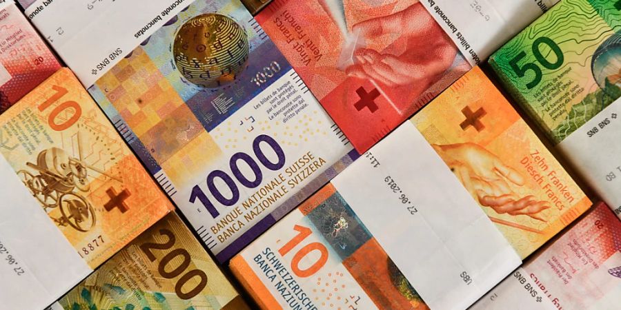 Um in der Schweiz das Geschäft mit Obligationen zu beflügeln, soll die Verrechnungssteuer auf Zinsen inländischer Obligationen fallen. Finanzminister Ueli Maurer legte am Montag die Argumente des Bundesrates für die Neuerung dar. (Themenbild)