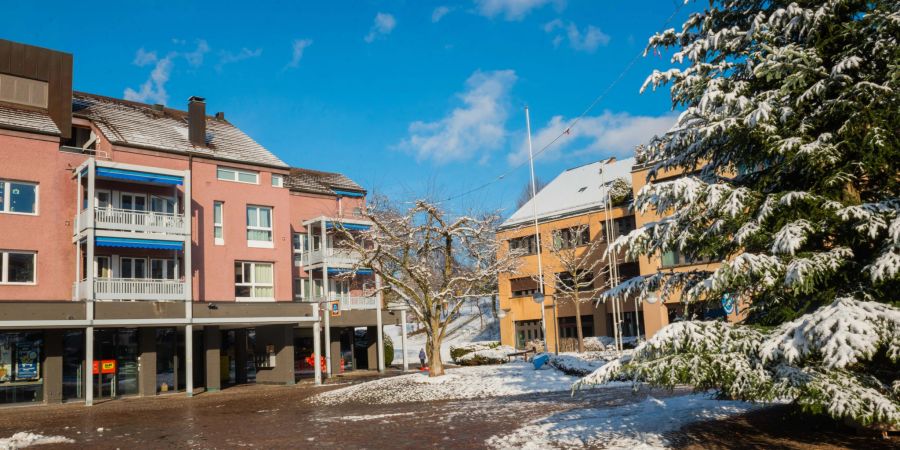 Der Dorfplatz in Zumikon und rechts im Bild das Gemeindehaus.