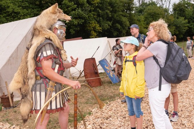 Imposantes Kostüm bringt Besucher zum Staunen.
