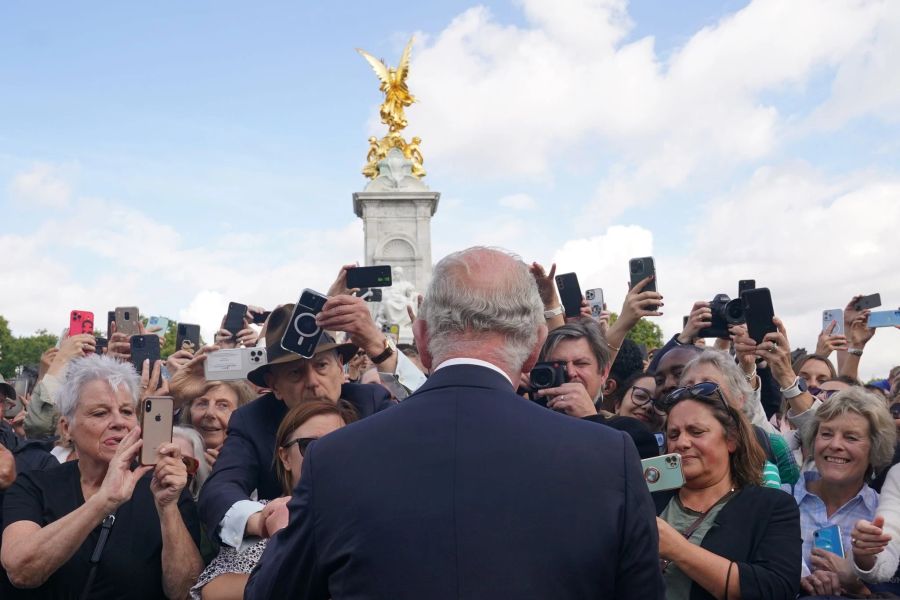 König Charles III. schüttelt vor dem Buckingham-Palast zahlreiche Hände und nimmt Trauerbekundungen entgegen.