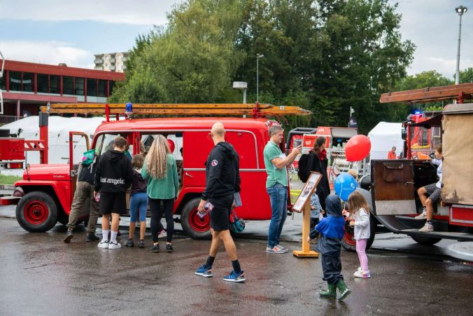 Zahlreiche Fahrzeuge der Feuerwehr dürfen von Innen bestaunt werden.