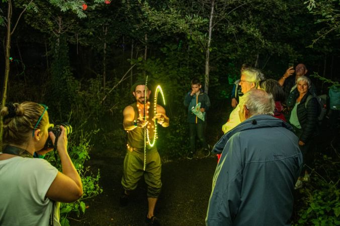 Neben der Show bietet der Abend mit Walking Acts und beleuchteten Exponenten viel zu sehen
