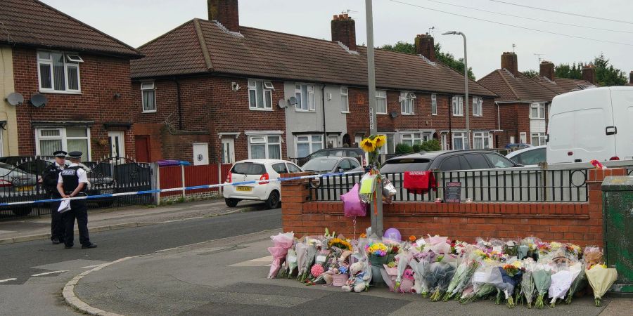 Blumen liegen in der Nähe des Tatorts nach der Tötung einer Neunjährigen in Liverpool.