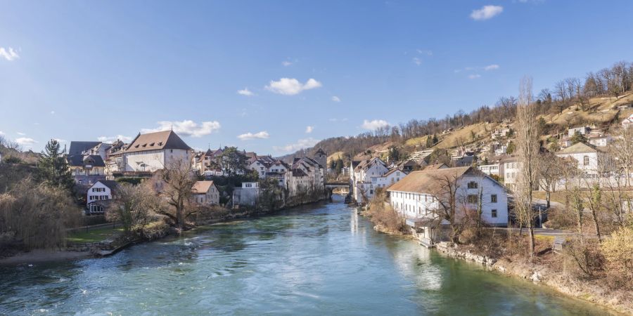 Blick auf die historische Altstadt Bruggs mit dem Salzhaus (links oben), der Aare und der Brücke beim Schwarzen Turm, dem ältesten Gebäude der Stadt.