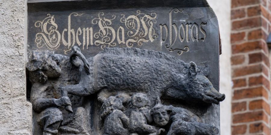 Die Schmähplastik an der Stadtkirche Wittenberg.