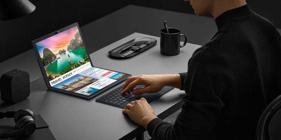 Grosser Bildschirm mit Knick, mit Bluetooth-Keyboard wird ein grosser Laptop draus.