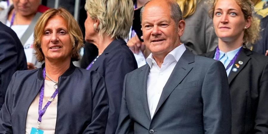 Olaf Scholz mit Gattin Britta Ernst (l.) auf der Tribüne in Wembley.