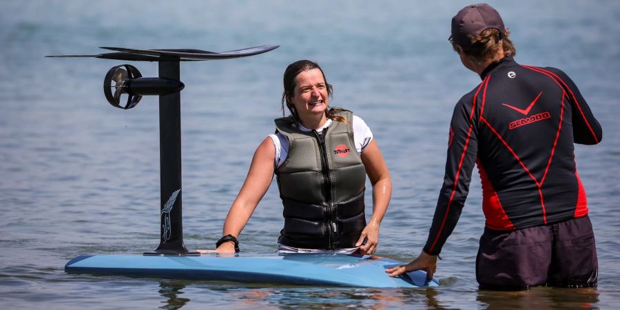 Das 1,60 Meter lange Board mit einer grossen Finne auf der Unterseite hebt sich durch den Tragflügel ab einer bestimmten Geschwindigkeit bis zu 80 Zentimeter aus dem Wasser.