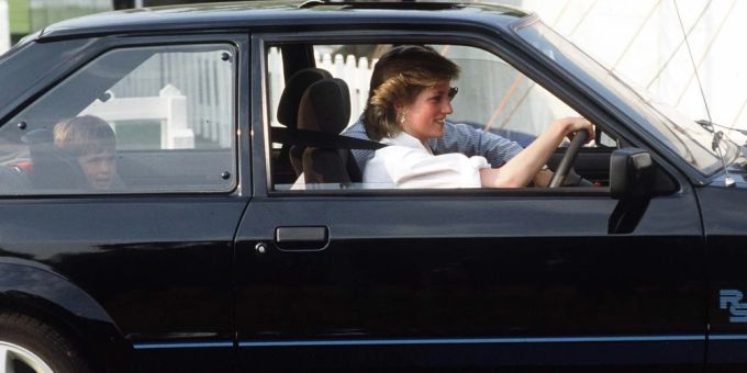 Der schwarze Ford Escort mit dem blauen Zierstreifen gehörte einst Prinzessin Diana. Der schwarze Ford Escort mit dem blauen Zierstreifen gehörte einst Prinzessin Diana.