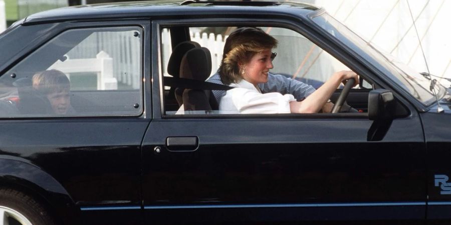 Der schwarze Ford Escort mit dem blauen Zierstreifen gehörte einst Prinzessin Diana.