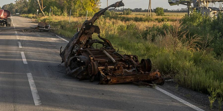 Zerstörte Fahrzeuge stehen auf einer Strasse in der Region Charkiw, südöstlich von Charkiw. Foto: David Ryder/ZUMA Press Wire/dpa