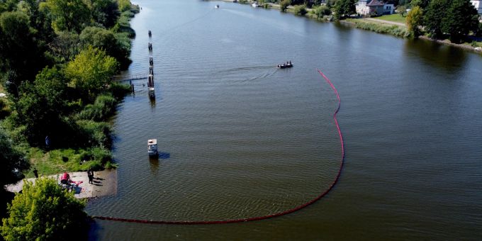 Polnische Feuerwehrleute installieren eine flexible, schwimmende Barriere auf der Oder, um tote Fische aus den Gewässern zu fangen. (EPA/Marcin Bielecki) fischsterben