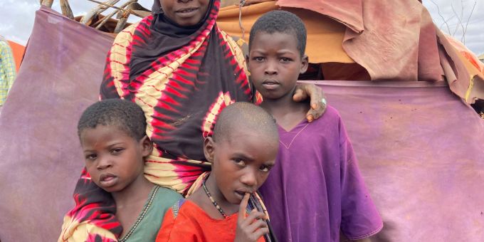 Die Zahl der von Dürre betroffenen Kinder ist am Horn von Afrika in den letzten zwei Monaten um 40 Prozent gestiegen, warnt das UN-Kinderhilfswerk Unicef. Die Zahl der von Dürre betroffenen Kinder ist am Horn von Afrika in den letzten zwei Monaten um 40 Prozent gestiegen, warnt das UN-Kinderhilfswerk Unicef.
