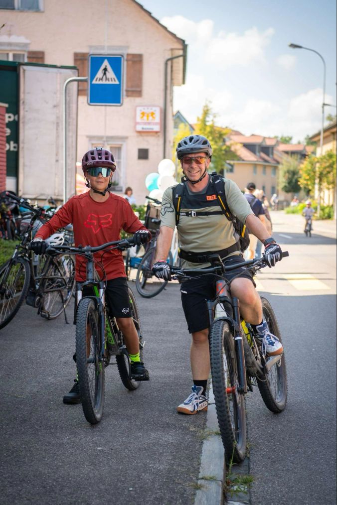 Leandro und Roger aus Appenzell geniessen die autofreien Strassen.