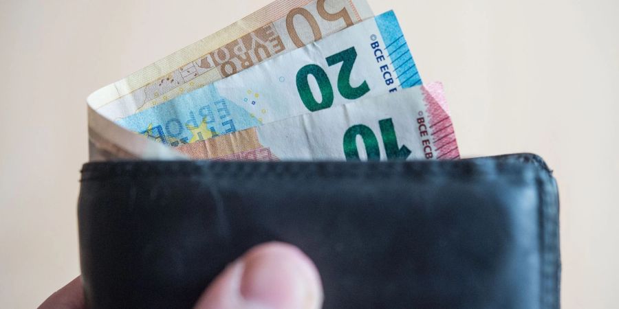 Eine Einmalzahlung vom Staat soll helfen, die hohen Energiekosten aufzufangen. Doch längst nicht alle bekommen die volle Summe - oder überhaupt was ab.