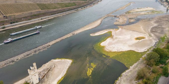 Durch geringe Niederschläge ist der Pegelstand im Rhein dieses Jahr so stark gesunken, dass die Binnenschifffahrt fast zum Erliegen gekommen ist. Durch geringe Niederschläge ist der Pegelstand im Rhein dieses Jahr so stark gesunken, dass die Binnenschifffahrt fast zum Erliegen gekommen ist.