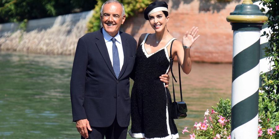 Festivaldirektor Alberto Barbera (l) und  Schauspielerin Rocio Munoz Morale in der Lagunenstadt.