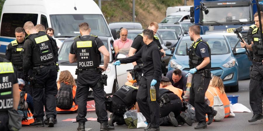 Demonstranten der Gruppe «Letzte Generation» haben Mitte Juli eine Ausfahrt der Stadtautobahn im Stadtteil Schöneberg blockiert.