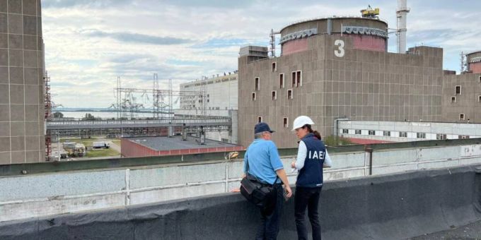 HANDOUT - Das von der Internationalen Atomenergiebehörde IAEA zur Verfügung gestellte Handout zeigt IAEA-Experten bei der Ankunft am Atomkraftwerk Saporischschja. Foto: D. Candano Laris/IAEA/dpa - ACHTUNG: Nur zur redaktionellen Verwendung im Zusammenhang mit der aktuellen Berichterstattung und nur mit vollständiger Nennung des vorstehenden Credits ukraine