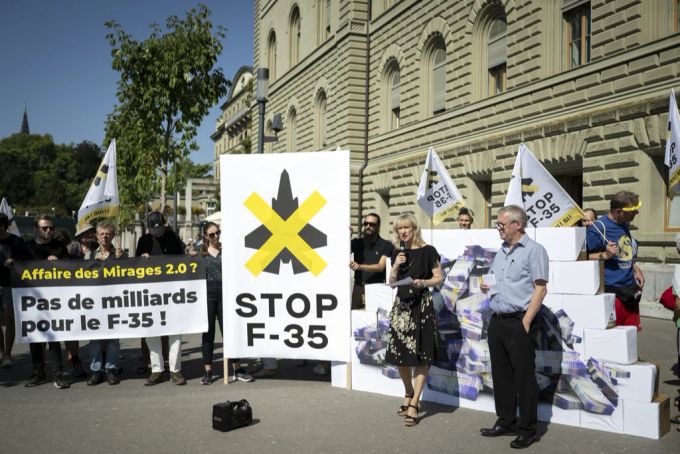 Nationalrätin Priska Seiler Graf (SP), links, spricht an der Seite von Nationalrat Pierre-Alain Fridez (SP), rechts, vor der Bundeskanzlei, während der Einreichung der Volksinitiative Stop-F-35, am Dienstag, 16. August 2022 in Bern. F-35 Initiative Einreichung