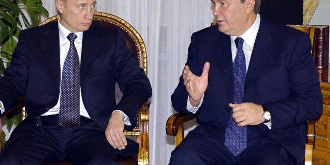 Die Schweiz hat sich den Sanktionen gegen den pro-russischen Ex-Präsidenten der Ukraine, Viktor Janukowitsch (rechts neben Wladimir Putin), angeschlossen. (Archivbild) Die Schweiz hat sich den Sanktionen gegen den pro-russischen Ex-Präsidenten der Ukraine, Viktor Janukowitsch (rechts neben Wladimir Putin), angeschlossen. (Archivbild)