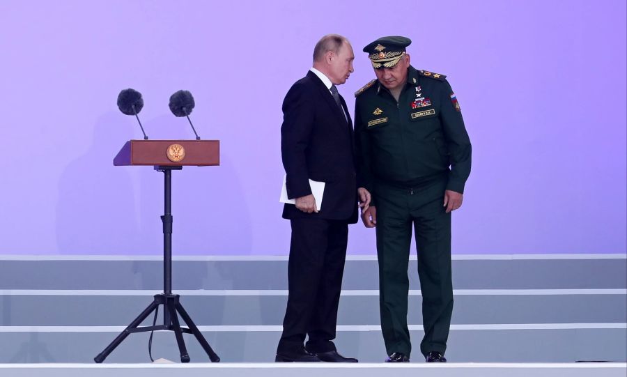 Wladimir Putin (L) und Verteidigungsminister Sergei Shoigu (R) am 15. August in Moskau.