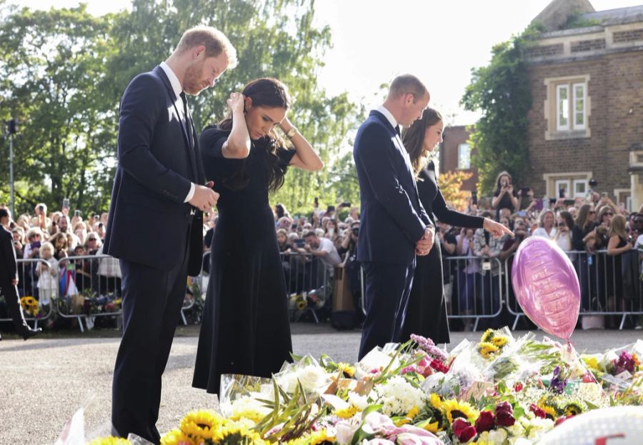 Gemeinsam schauten Prinz Harry, Meghan Markle, Prinz William und Kate Middleton die Blumen und Botschaften vor Schloss Windsor an.