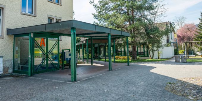 Der Schulhausplatz in Zell im Bezirk Winterthur. Der Schulhausplatz in Zell im Bezirk Winterthur.