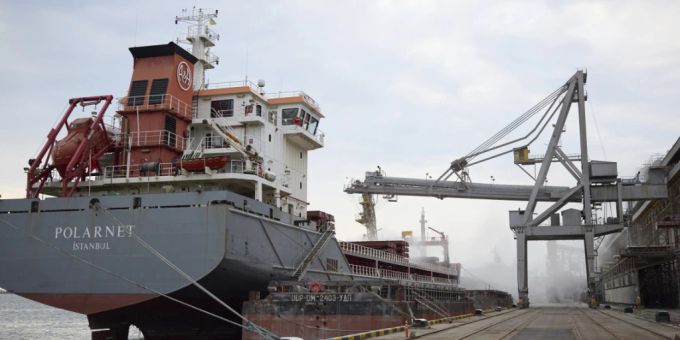 HANDOUT - Ukrainisches Getreide wird am Freitag in ein türkisches Frachtschiff in einem Hafen in der Region Odessa verladen. Foto: -/Ukrainian Presidential Press Office/AP/dpa - ACHTUNG: Nur zur redaktionellen Verwendung im Zusammenhang mit der aktuellen Berichterstattung und nur mit vollständiger Nennung des vorstehenden Credits HANDOUT - Ukrainisches Getreide wird am Freitag in ein türkisches Frachtschiff in einem Hafen in der Region Odessa verladen. Foto: -/Ukrainian Presidential Press Office/AP/dpa - ACHTUNG: Nur zur redaktionellen Verwendung im Zusammenhang mit der aktuellen Berichterstattung und nur mit vollständiger Nennung des vorstehenden Credits