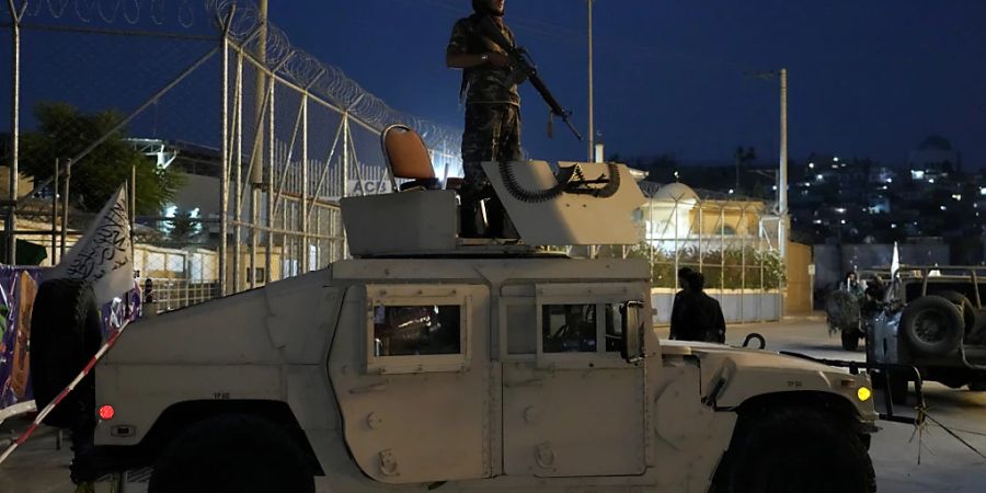 Ein Taliban-Kämpfer steht Wache am Ort einer Explosion vor dem Kabul International Cricket Stadium. Foto: Ebrahim Noroozi/AP/dpa