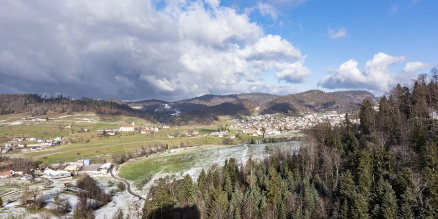 Blick von der Ruine Gilgenberg nach Zullwil, Oberkirch und Nunningen.