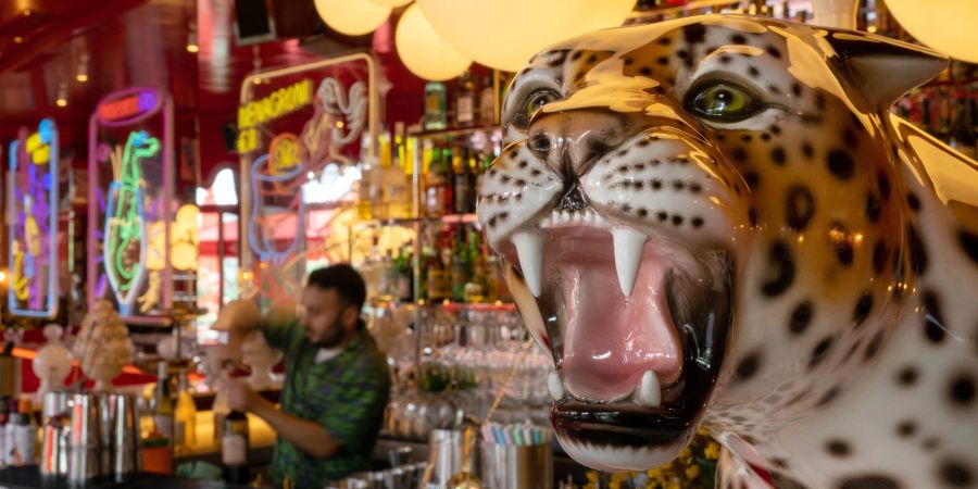 Ein Porzellanlöwe auf der Bar, des Restaurants «Coccodrillo». Das Trend-Lokal in Berlin feiert erst seit kurzem in Berlin seine Eröffnung.