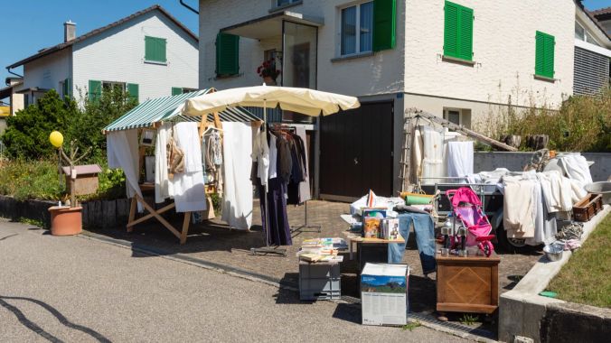 Kleider, Stoffe und Vorhänge. Der nächste Garage Sale kommt bestimmt.