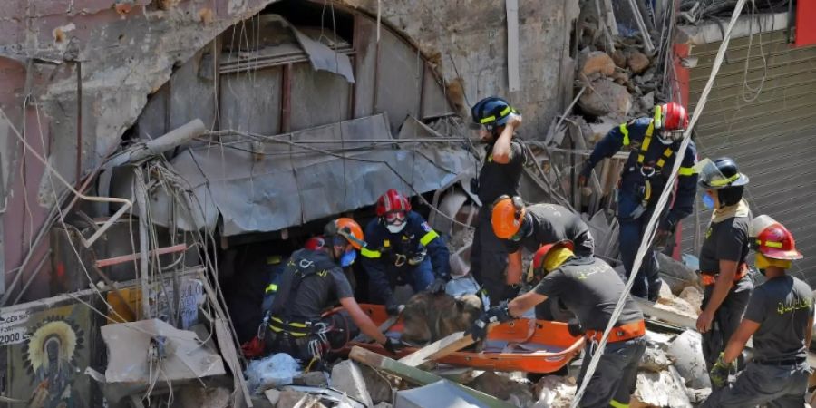 Rettungskräfte suchen in Trümmern nach Vermissten