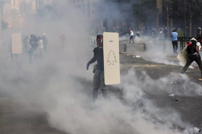 Protestierende treffen auf Sicherheitsleute in Beirut. beirut proteste