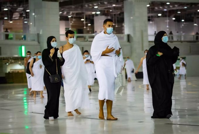 Muslime beten um die Kaaba während des ersten Tages der Umrah in der muslimischen heiligen Stadt Mekka. Pilger besuchen Mekka