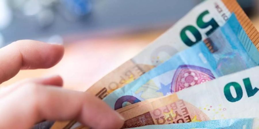Einer Umfrage zufolge überwiegt bei vielen Menschen in der Corona-Krise die Angst vor finanziellen Einbussen. Gesundheitsaspekte spielen demnach eine nachgeordnete Rolle. Foto: Monika Skolimowska/dpa-Zentralbild/dpa