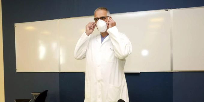 Professor Alberto Zangrillo hatte an einer Medienkonferenz über den Gesundheitszustand des im Spital San Raffaele in Mailand untergebrachten früheren Regierungschef Silvio Berlusconi orientiert. (Archivbild) Professor Alberto Zangrillo hatte an einer Medienkonferenz über den Gesundheitszustand des im Spital San Raffaele in Mailand untergebrachten früheren Regierungschef Silvio Berlusconi orientiert. (Archivbild)