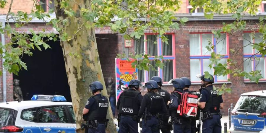 Einsatzkräfte der Polizei stehen an einem Oberstufenzentrum in Rummelsburg. Foto: Paul Zinken/dpa-Zentralbild/dpa